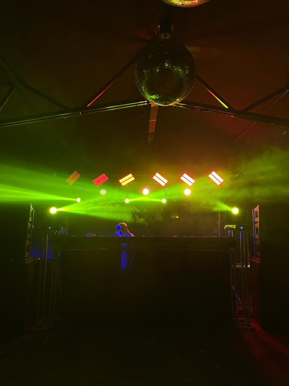 Iluminación profesional en la pista de un evento