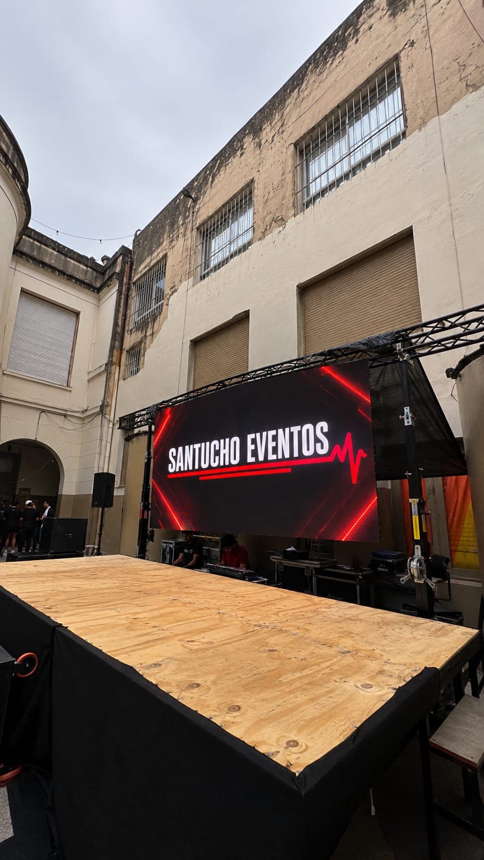 Escenario con pantalla LED de Santucho Eventos montado al aire libre