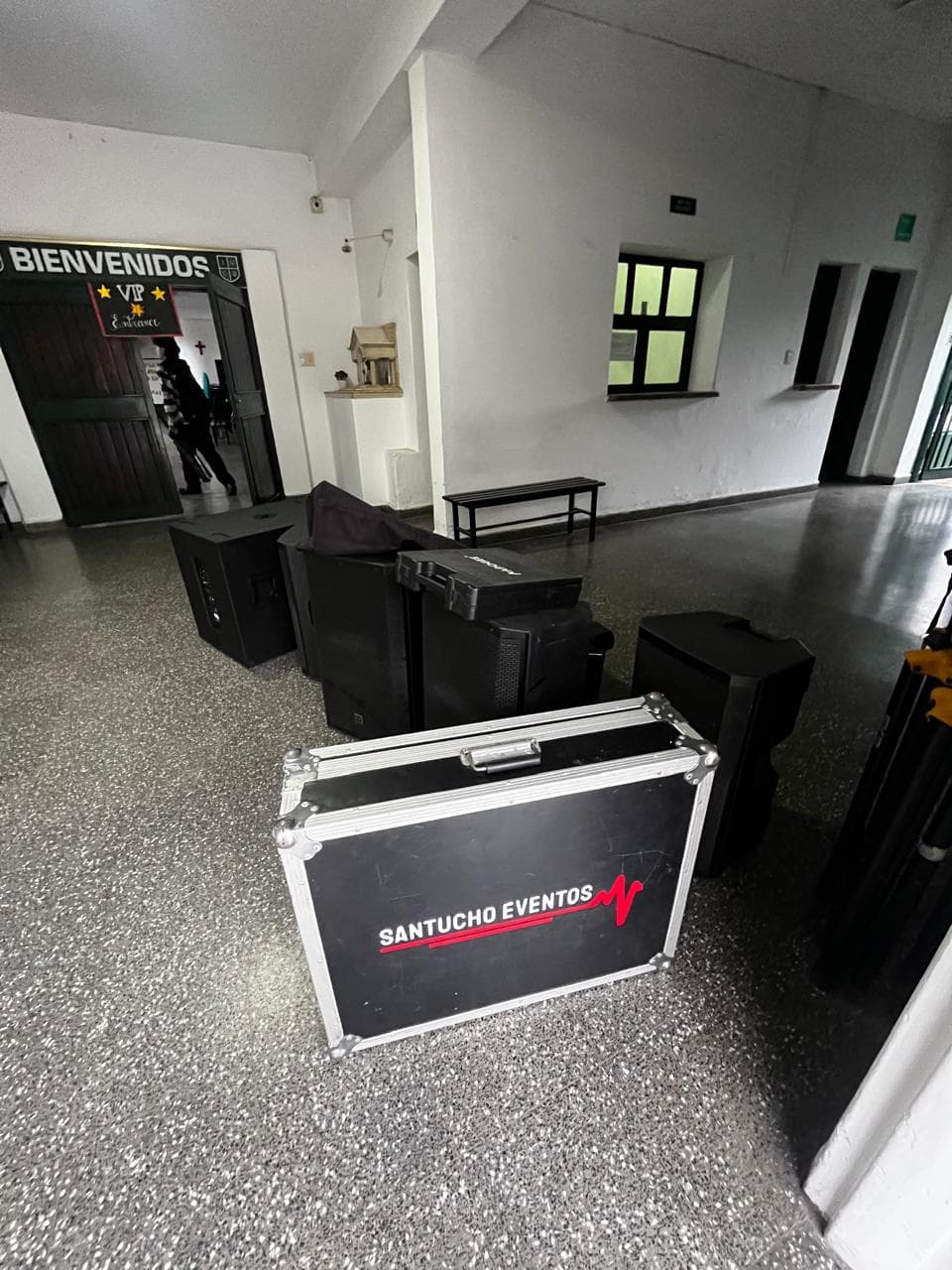 Equipos de sonido profesional montados para un evento