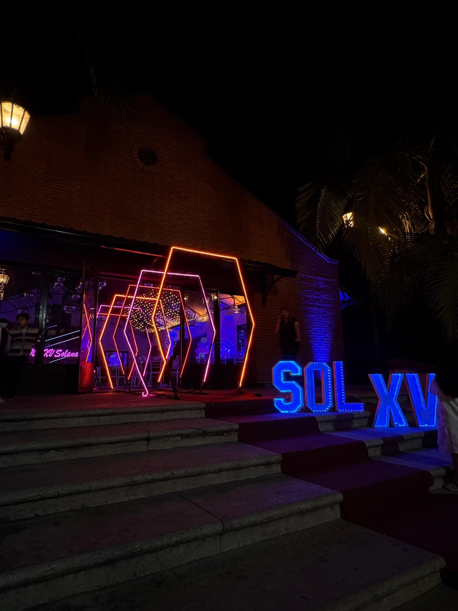 Túnel de neón y letras LED en la entrada de una fiesta de 15